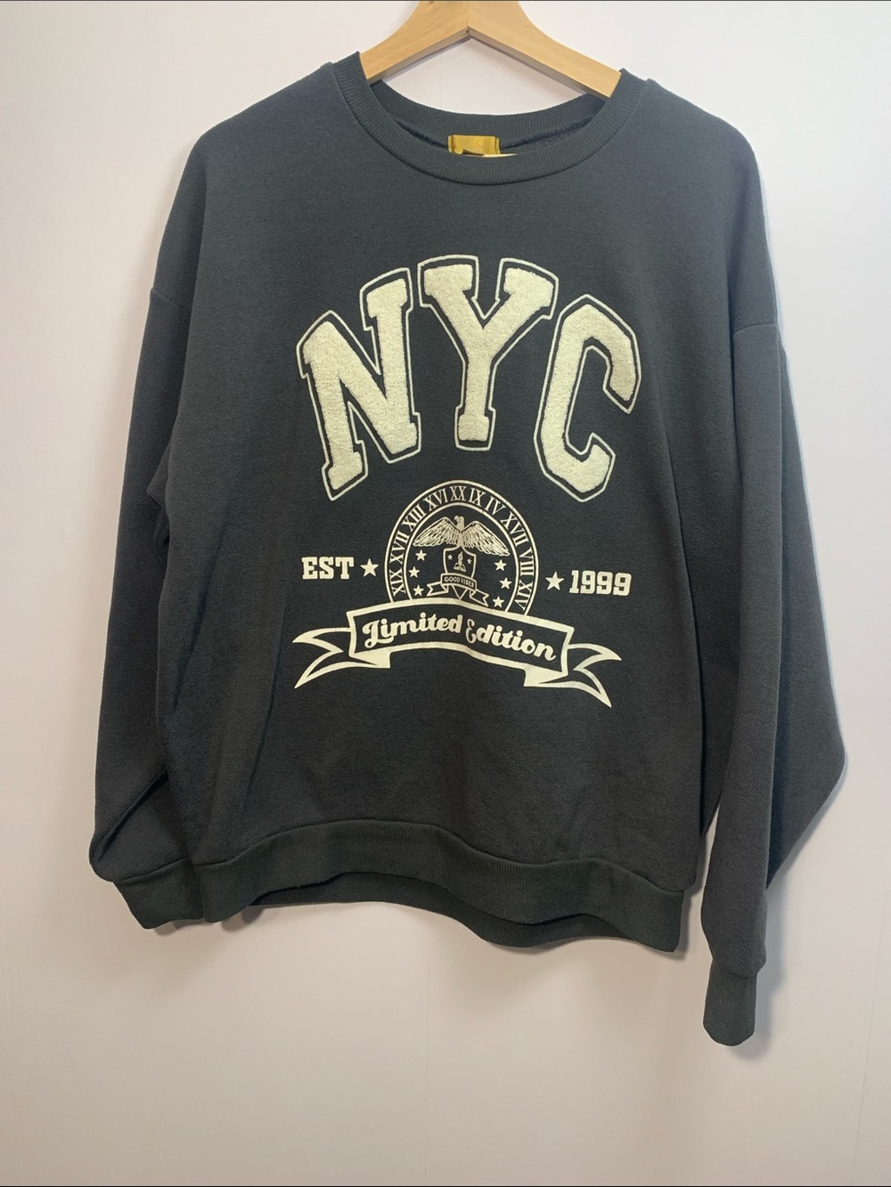 NYC Graphic Crewneck Sweatshirt Size Medium